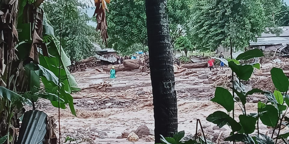 Bencana banjir bandang di Kabupaten Flores, NTT menelan korban 81 meninggal dan 103 hilang. (Foto: Dok BNPB)
