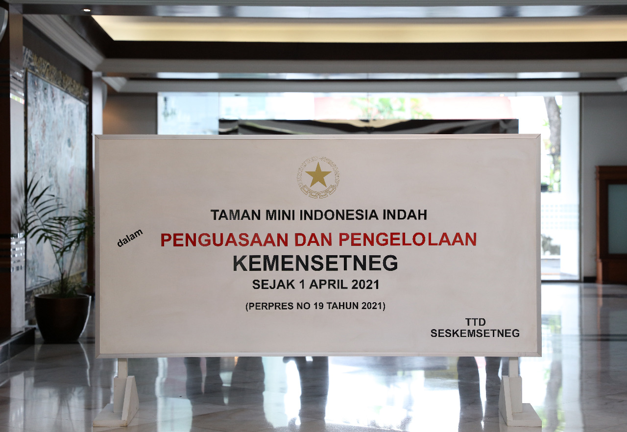 Pengumuman Taman Mini Indonesia Indah (TMII) penguasaan dan pengelolaannya dilakukan Kemensetneg. (Foto: Asmanu Sudarso/Ngopibareng.id)