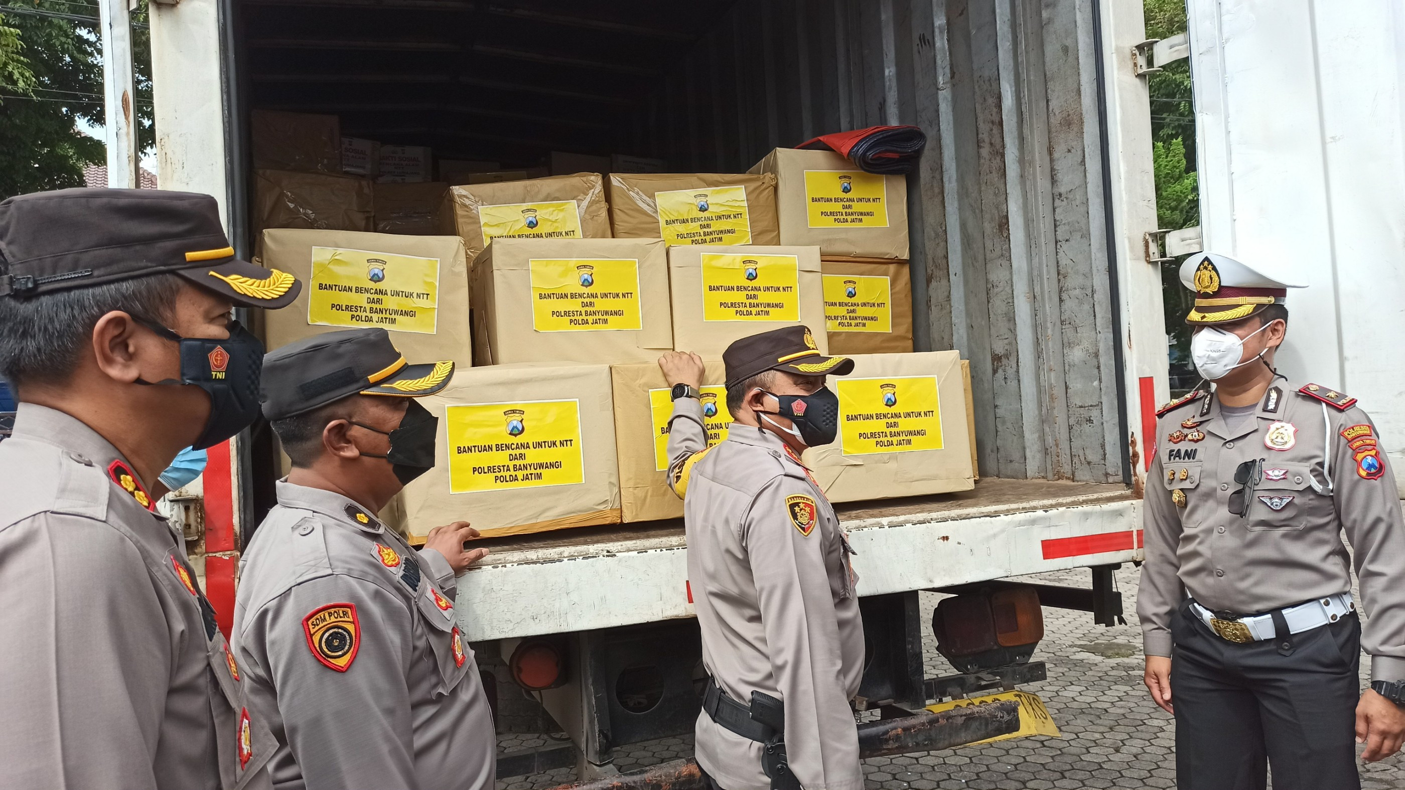 Kapolresta Banyuwangi Kombespol Arman Asmara Syarifuddin mengecek paket bantuan yang akan dikirimkan ke korban banjir bandang di Nusa Tenggara Timur (NTT). (Foto: Muh Hujaini/Ngopibareng.id)