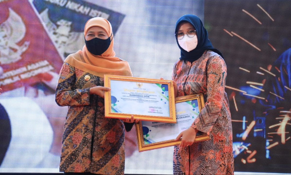 Bupati Banyuwangi Ipuk Fiestiandani menerima penghargaan pembina terbaik tempat pengelolaan pangan (TPP) dan inovator pelayanan kesehatan jiwa di Puskesmas dari Gubernur Jawa Timur Khofifah Indar Parawansa (foto: istimewa) 