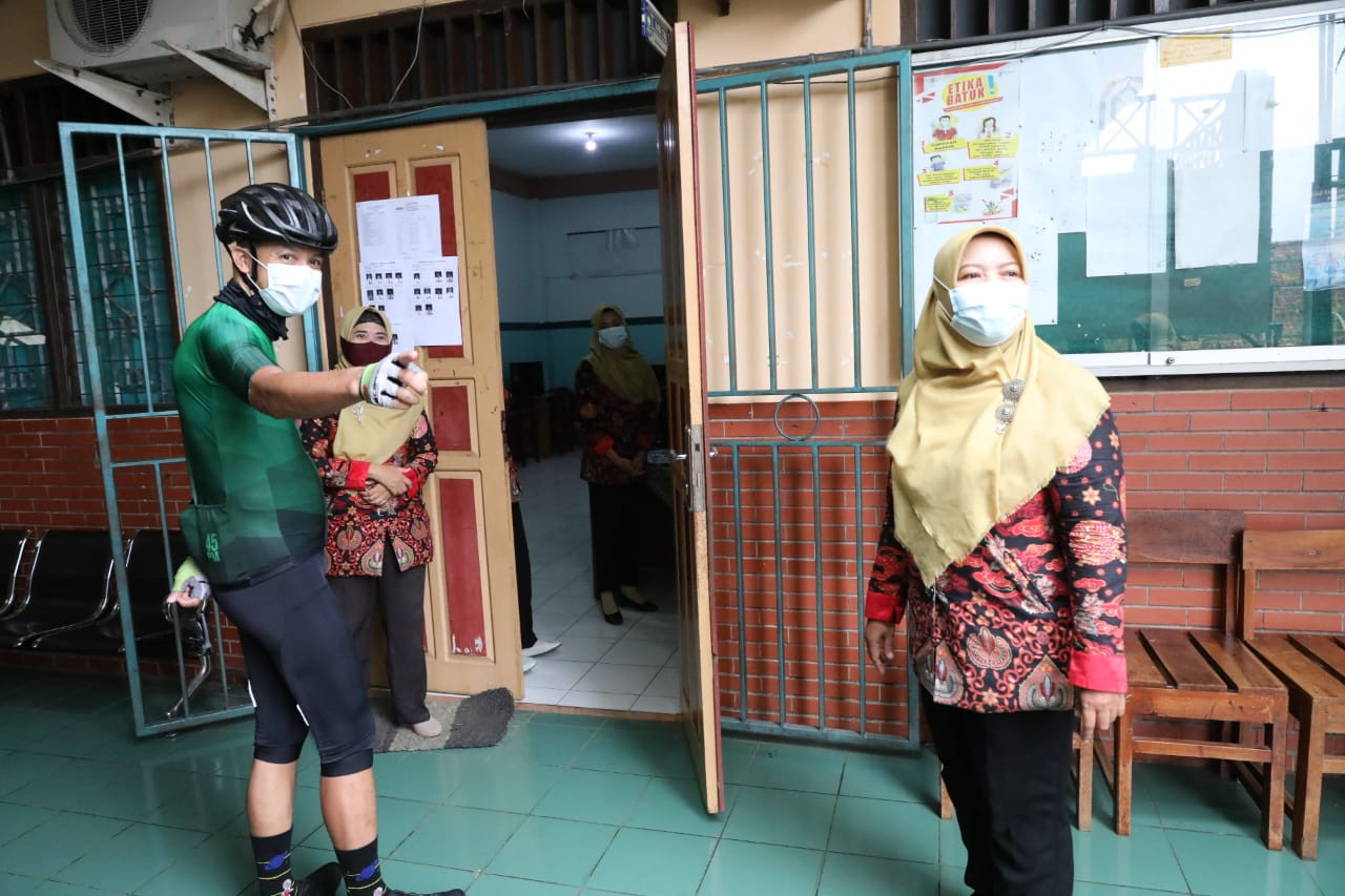 Gubernur Jawa Tengah Ganjar Pranowo saat sidak ke salah satu sekolah swasta SMK Hidayah di Banyumanik Kota Semarang, Rabu 7 April 2021. (Foto: Istimewa)