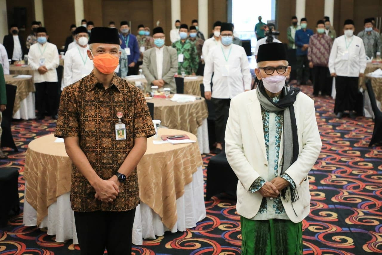 Gubernur Jawa Tengah Ganjar Pranowo bersama Ketua MUI Pusat, Miftachul Akhyar. (Foto: Istimewa)