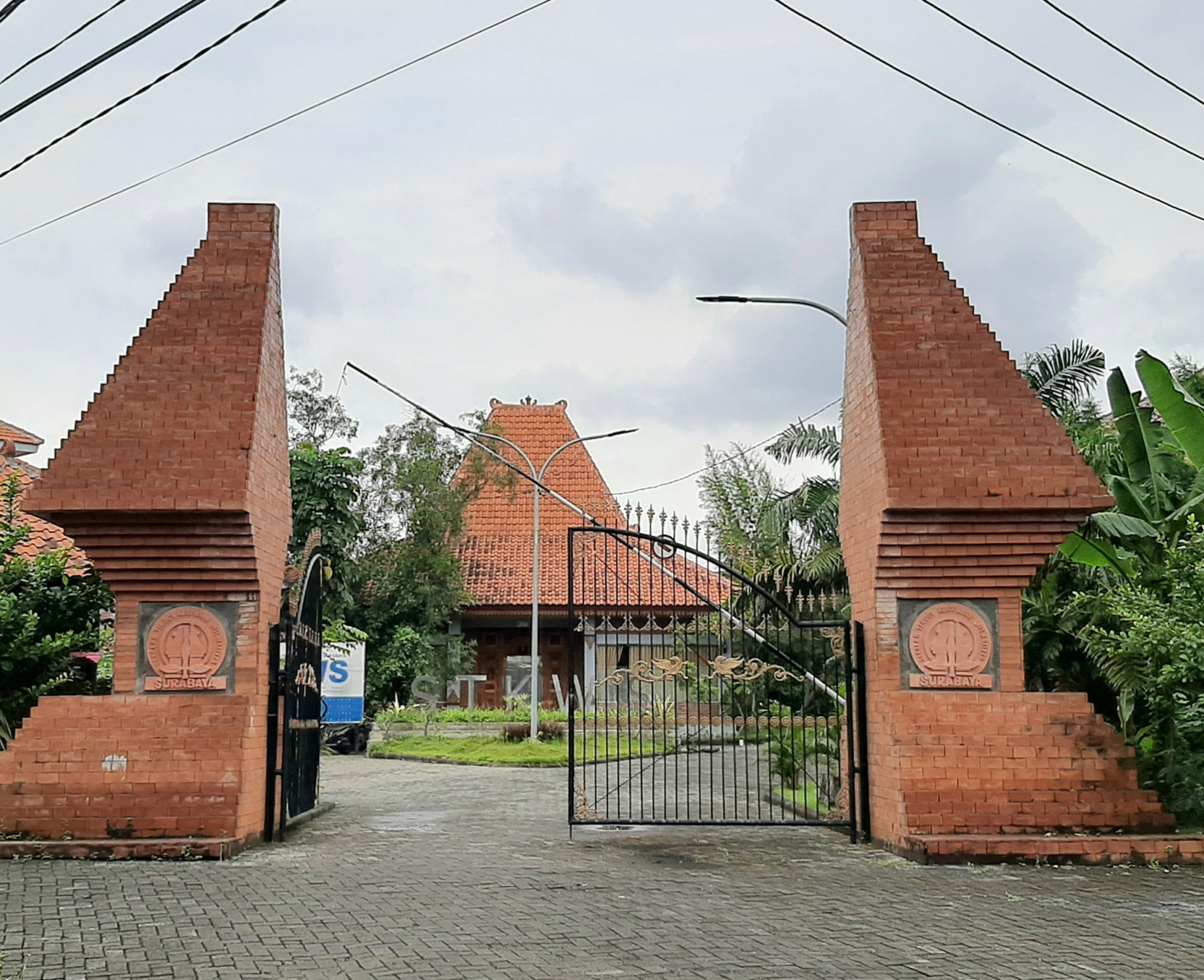 Kampus Sekolah Tinggi Kesenian Wilwatika (STKW) Surabaya. (Foto: Pita Sari/Ngopibareng.id)