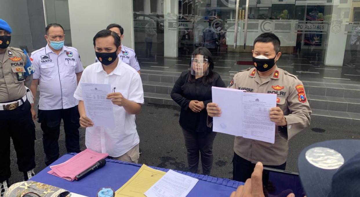 Polrestabes Surabaya menunjukan bukti Laporan Polisi (LP) pemusnahan sabu yang dicurigai IPW hilang. (Foto: Andhi Dwi/Ngopibareng.id)