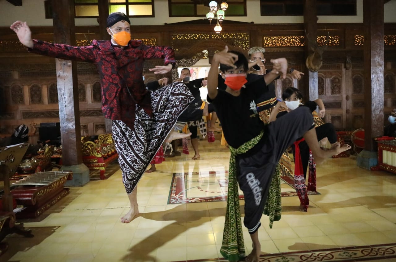 Gubernur Ganjar menari bersama penari sendratari di Sanggar Seni Joglo Pete. (Foto: Dok Jateng)