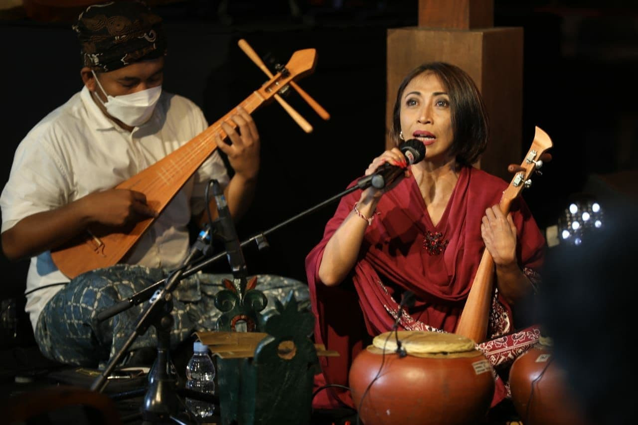Pertunjukan musik sejumlah seniman yang memainkan alat musik baru buatan Dewa Budjana dan bersumber dari relief Candi Borobudur. (Foto: Istimewa)