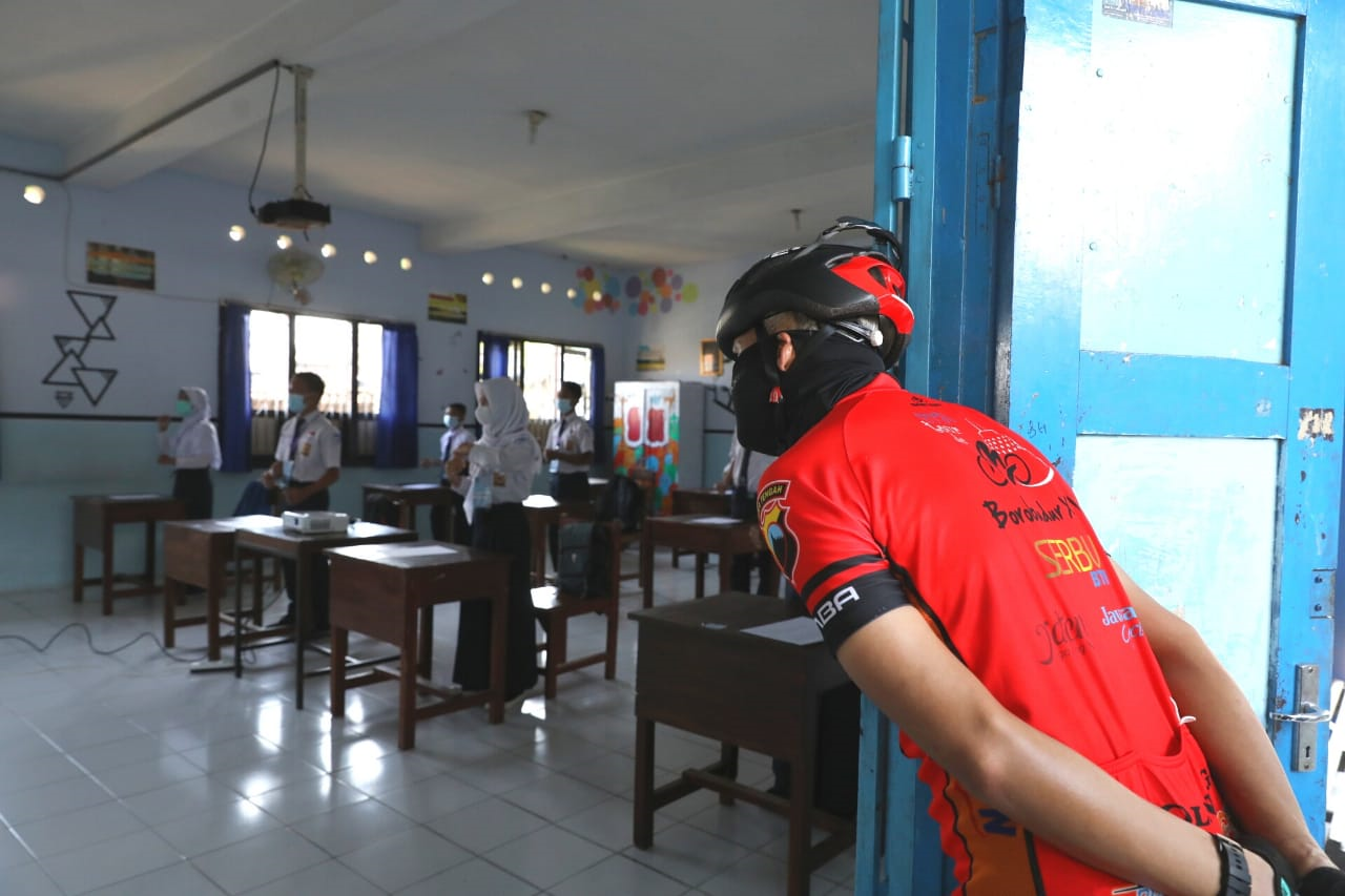 Gubernur Jawa Tengah Ganjar Pranowo saat sidak di sekolah yang melaksanakan pembelajaran tatap muka di SMPN 1 Mungkid Magelang. (Foto: istimewa)