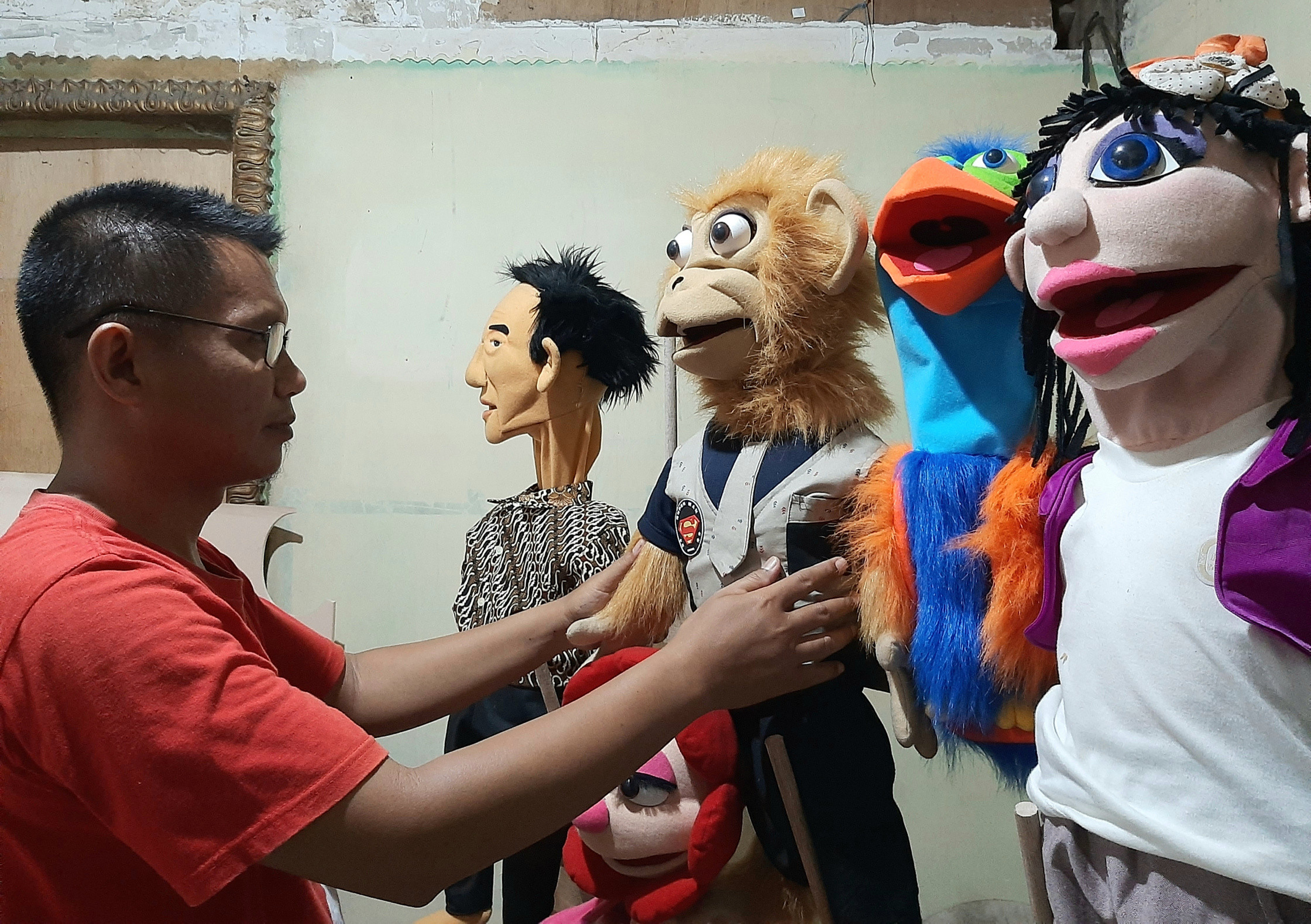 Trianto saat menunjukan boneka ventriloquist buatanya. (Foto: Pita Sari/Ngopibareng.id)