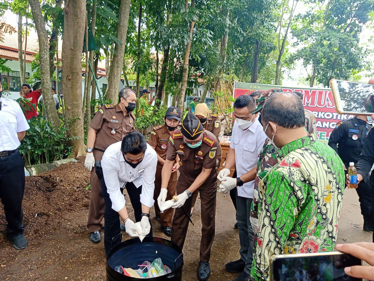 Pemusnahan barang bukti oleh Kejaksaan Negeri Jombang, Kamis 8 April 2021. (Foto: Mardiansyah Triraharjo/Ngopibareng.id)