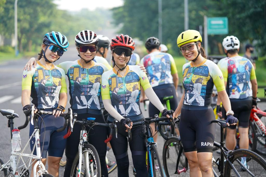 Cyclist menggunakan jersey merek Montee dengan desain dari Vincent untuk mendukung program Surabaya Bikers Care Autism. (Foto: Istimewa)
