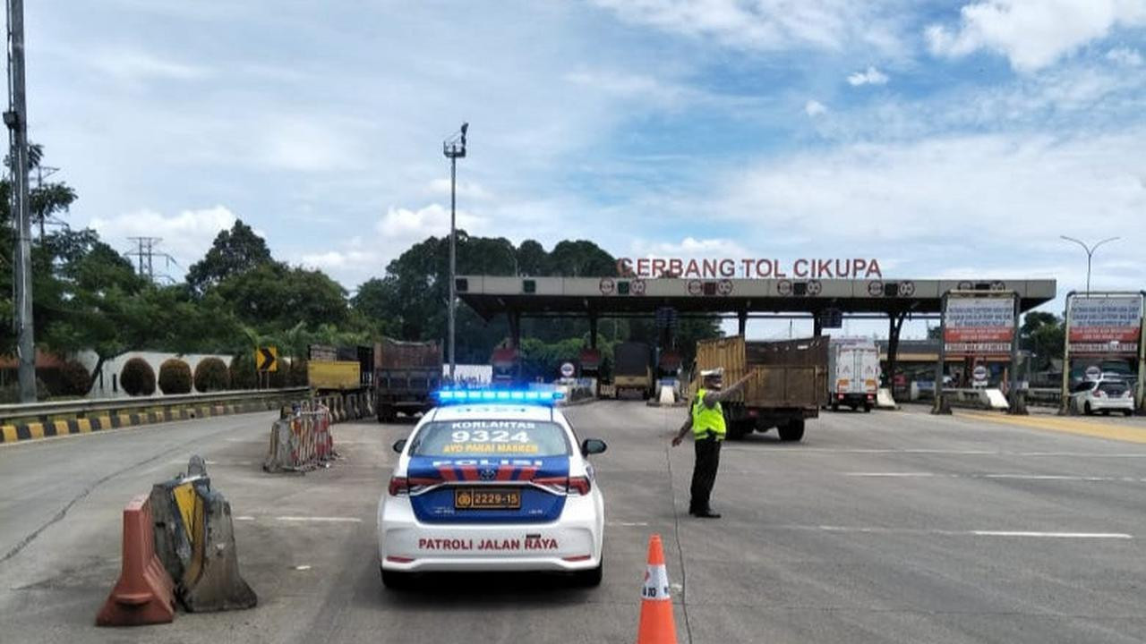 Personel PJR berjaga di gerbang Tol Tangerang-Merak. (Foto: Dok. PJR Korlantas Polri)