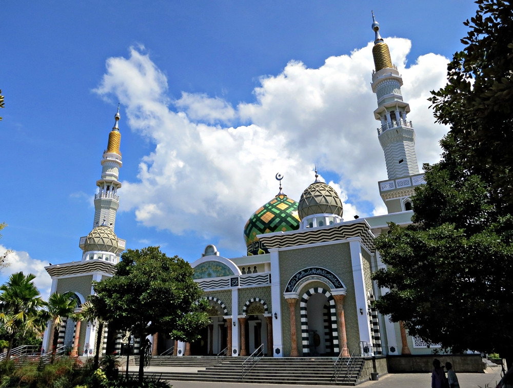 Masjid Agung Darul Falah Pacitan, meneduhkan jiwa mengundang kekhusyukan ibadah. (Foto: Istimewa)