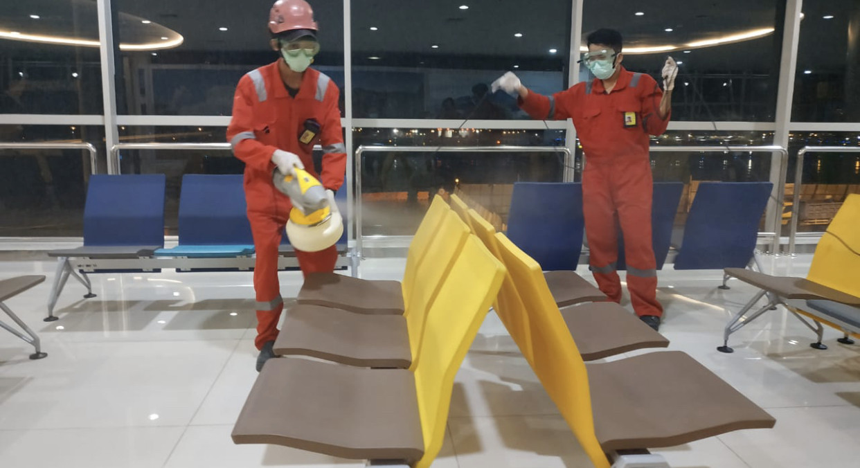 Penyemprotan desinfektan di Bandara Internasional Juanda. (Foto: Istimewa)