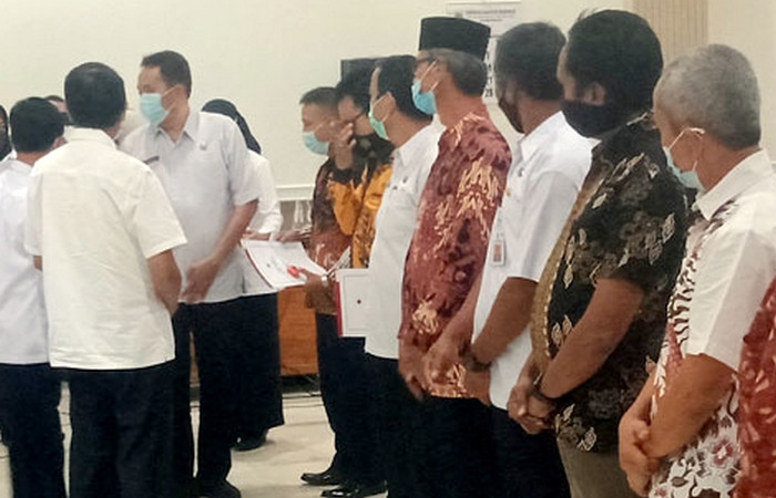 Belasan pendonor darah 50 kali, 75 kali, dan 100 kali menerima penghargaan dari PMI Bondowoso, Jawa Timur. (Foto: Istimewa)