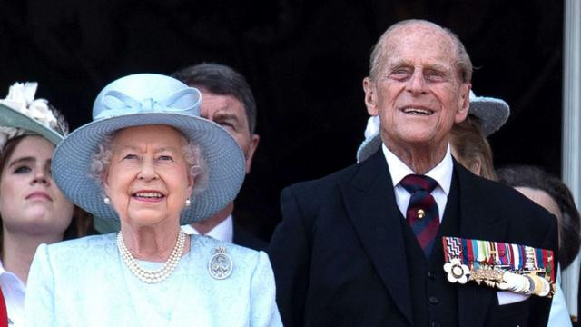 Pangeran Philip, Duke of Edinburg, mendampingi sang istri, Ratu Elizabeth II. (Foto: Twitter)