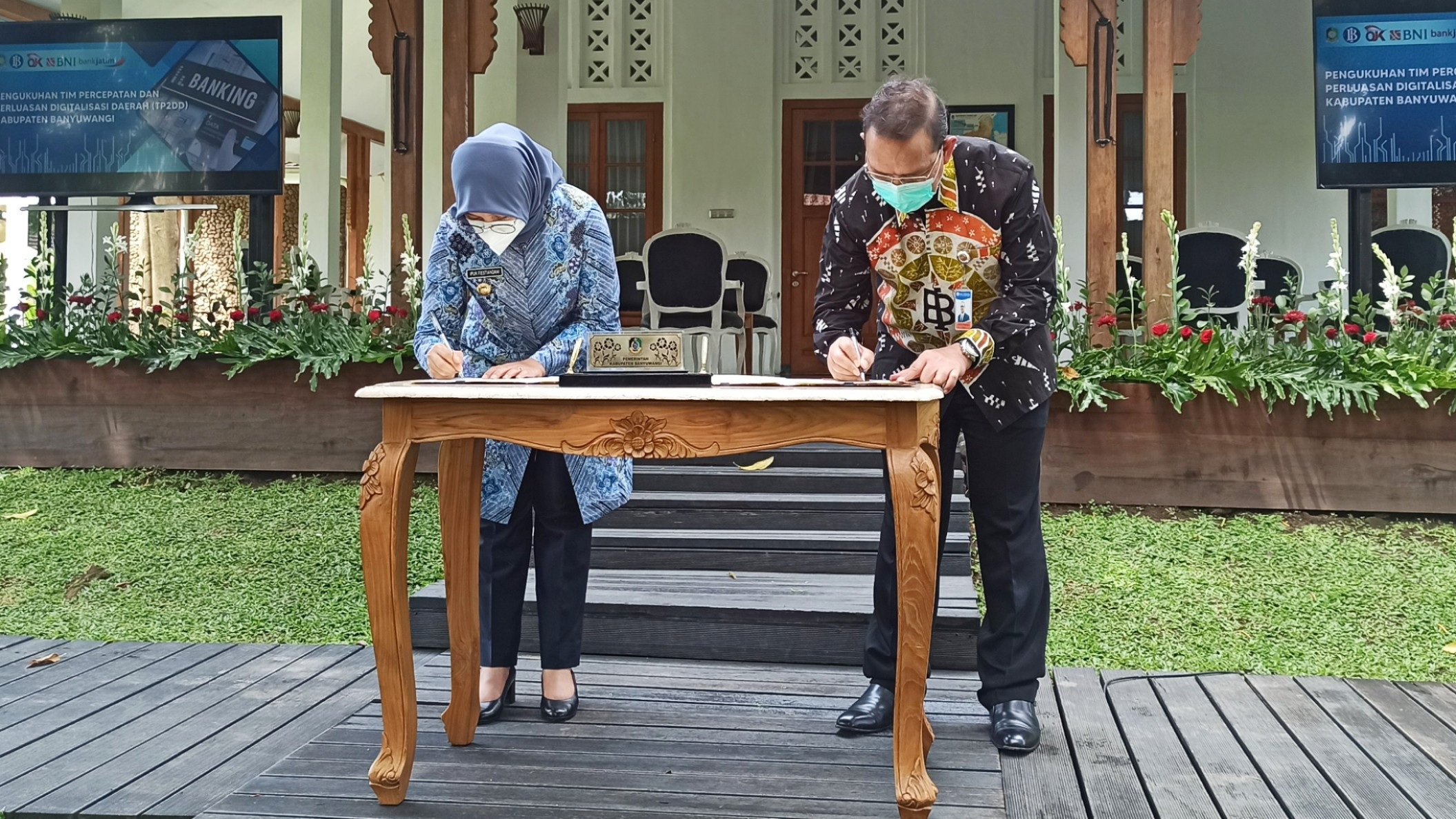 Bupati Banyuwangi Ipuk Fiestiandani dan Kepala Perwakilan Bank Indonesia (BI) Jember Hestu Wibowo menandatangani kerja sama Digitalisasi Daerah untuk mempercepat pemulihan ekonomi (foto:Muh Hujaini/Ngopibareng.id)