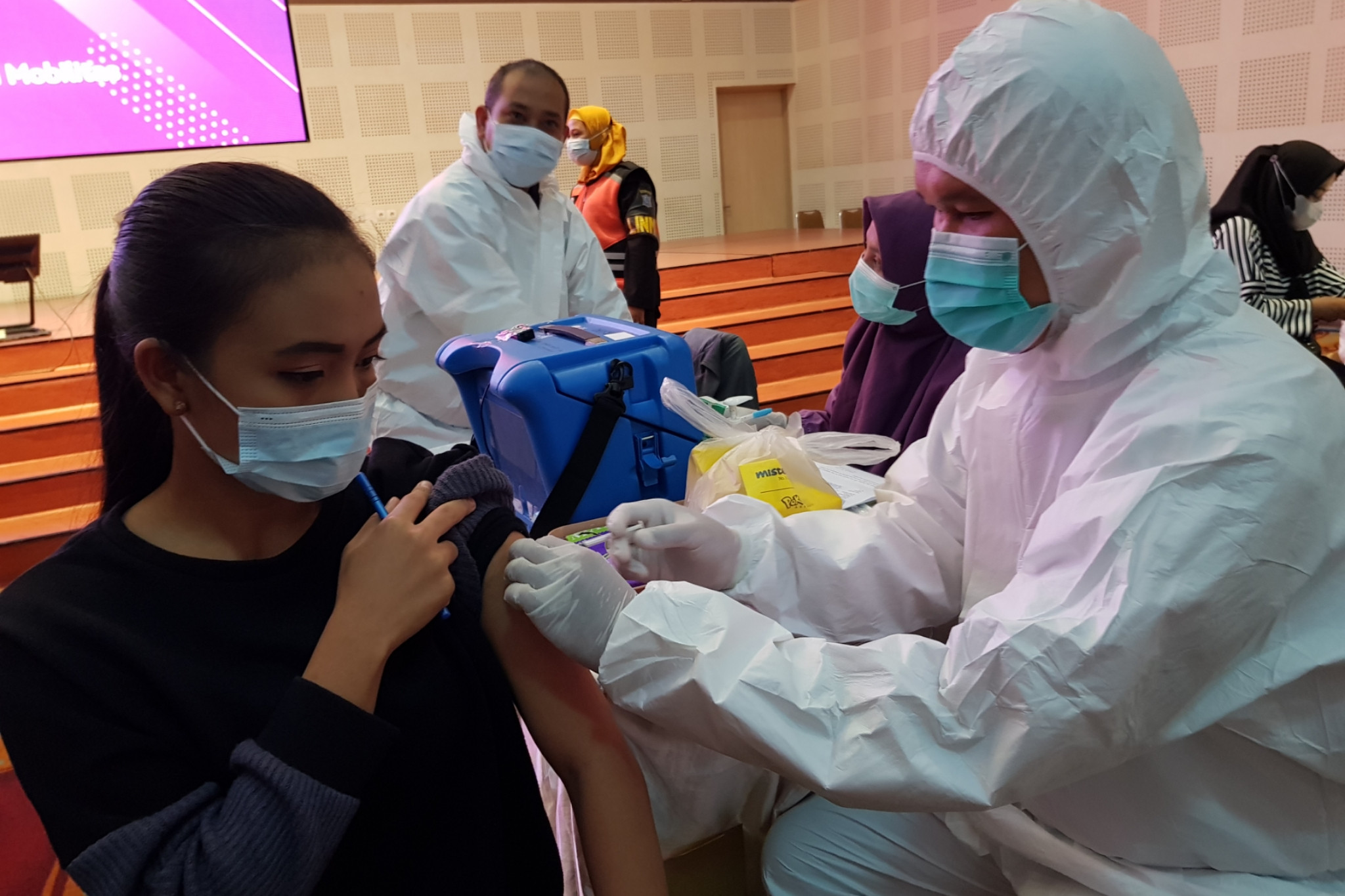 Salah satu peserta vaksinasi menerima suntikan vaksim Covid-19 di Ciputra World Surabaya, Jumat 9 April 2021. (Foto: Fariz Yarbo/Ngopibareng.id)