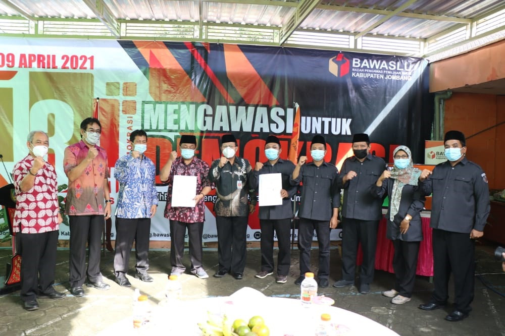 Sekda Kabupaten Jombang Akhmad Jazuli saat hadir di acara tasyakuran 13 tahun Bawaslu di kantor Bawaslu Kabupaten Jombang, Jumat 9 April 2021. (Foto: Bagian Protokol dan Komunikasi Pimpinan Setdakab Jombang)