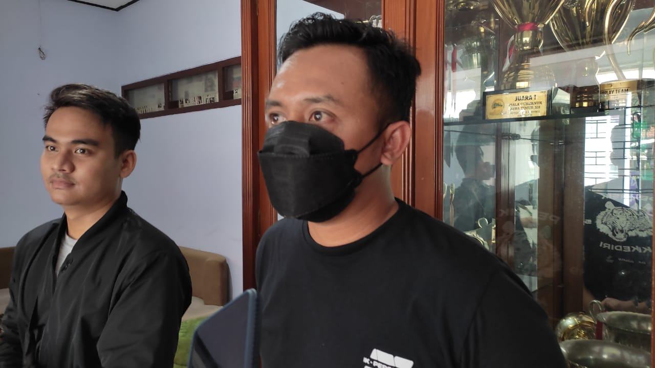 Media Officer Persik Kediri, Basalamah mengatakan, salah ucap jargon Persik dari pelatih hanya ketidaksengajaan. (Foto: Fendhy Plesmana/Ngopibareng.id)