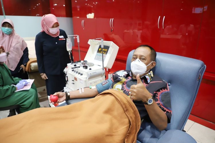 Wakil Walikota Surabaya, Armuji, ketika mendonorkan plasma konvalesennya di PMI Surabaya. (Foto: Tim Media Wawali)