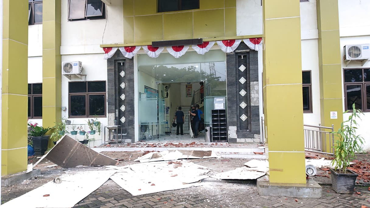 Atap gedung kantor Kecamatan Durenan Kabupaten Trenggalek rontoh akibat gempa. (Foto:Istimewa)