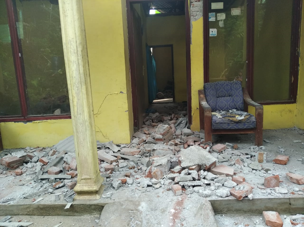 Sebuah rumah di Lumajang yang porak-poranda setelah digunjang gempa. (Foto: Istimewa)
