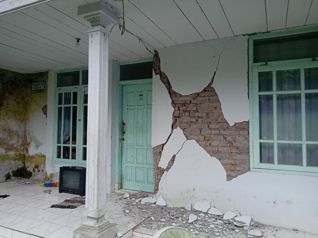 Bangunan rumah di wilayah Sumbermanjing yang rusak akibat gempa di Kabupaten Malang, pada Sabtu 10 April 2021. (Foto: Istimewa)