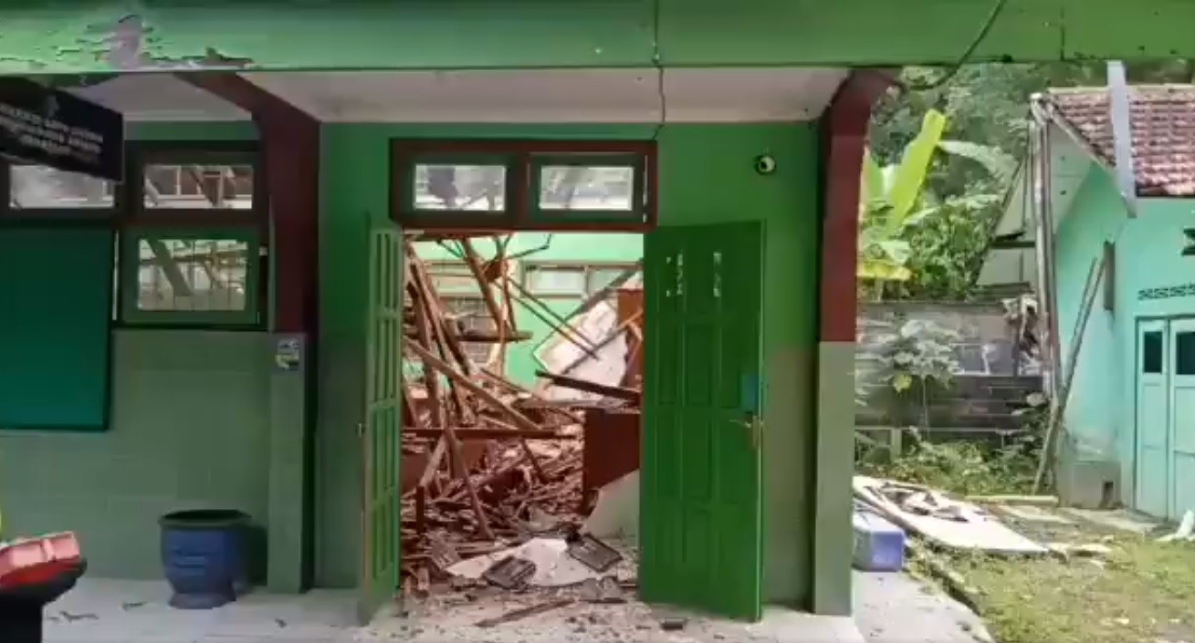 Kondisi SMP Tugu Trenggalek yang rusak akibat Gempa di Malang. (Foto: Tangkapan Layar)