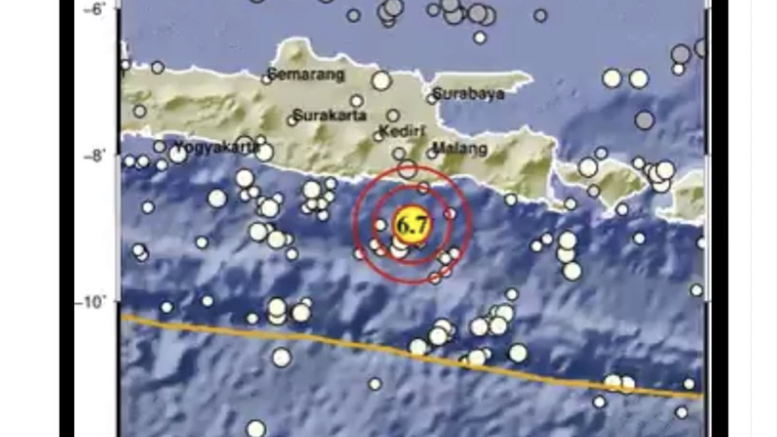 Gempa sebesar 6,7 Magnitudo mengguncang wilayah Kabupaten Malang, getarannya terasa hingga Jombang dan Surabaya. (Foto: Tangkapan layar via Twitter).