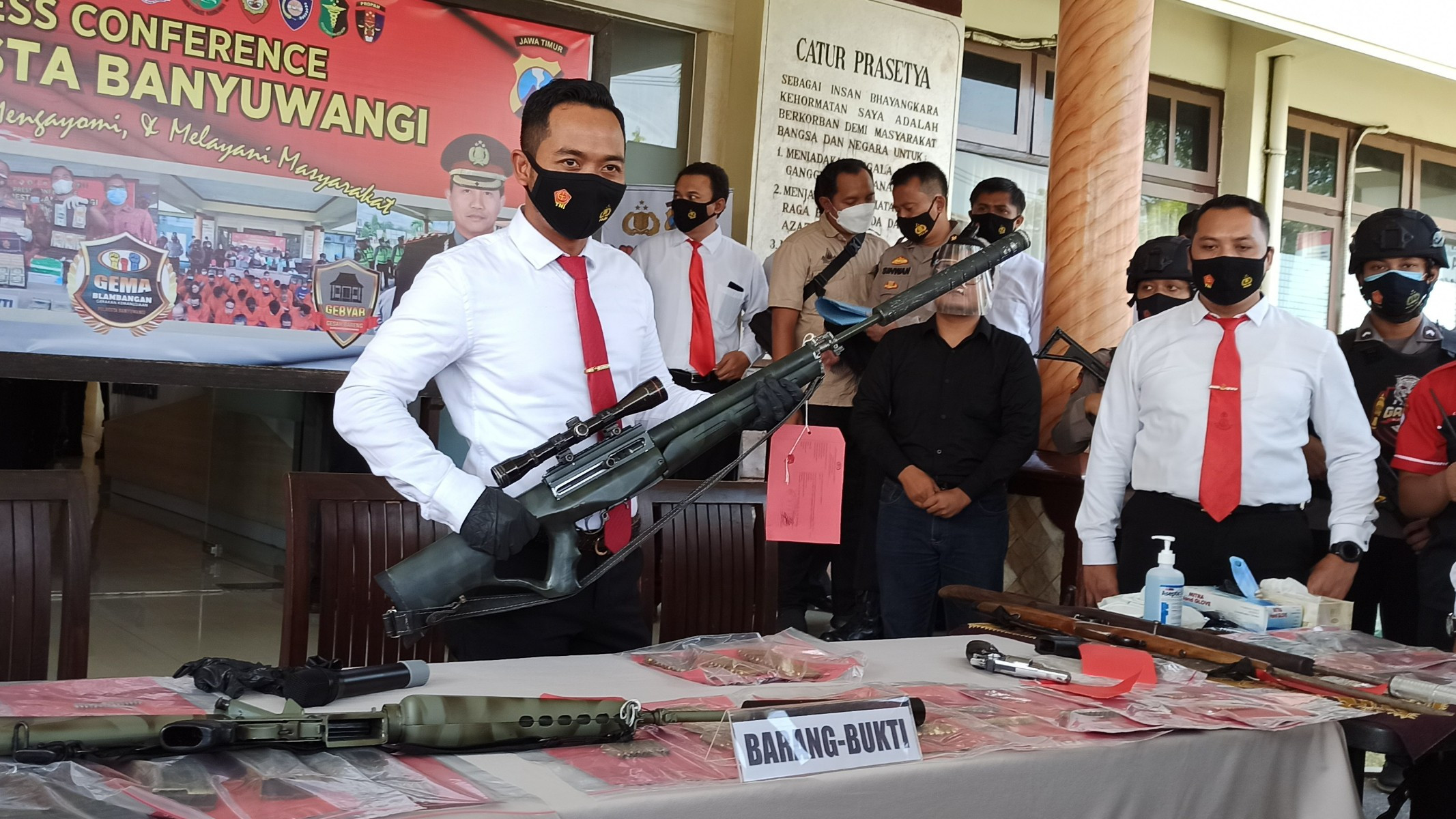 Kasat Reskrim Polresta Banyuwangi AKP Mustijat Priyambodo menunjukkan salah satu senjata api yang disita (foto:Muh Hujaini/Ngopibareng.id)