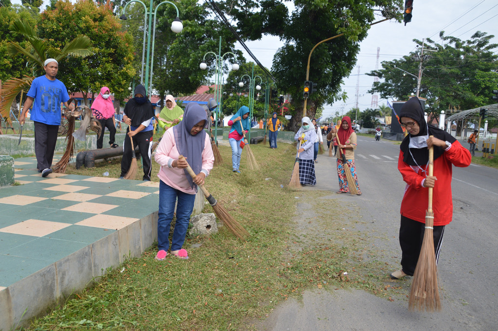 Membersihkan lingkungan di antara tradisi menjelang bulang Ramadhan di Nusantara. (Foto: Istimewa)