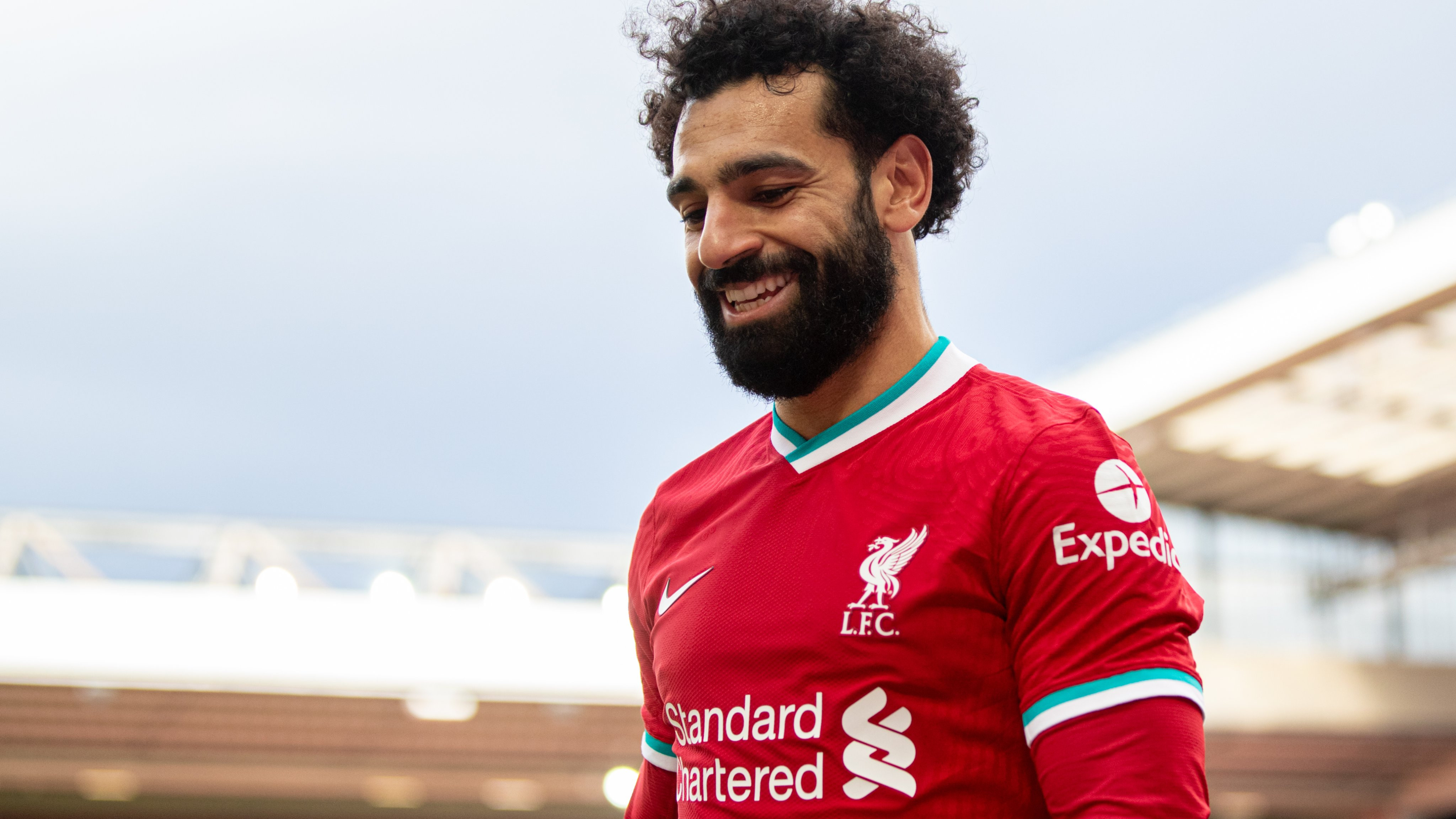 Mohamed Salah tersenyum bahagia di akhir laga usai membawa Liverpool menang 2-1 atas Aston Villa. (Foto: Twitter/@LFC) 