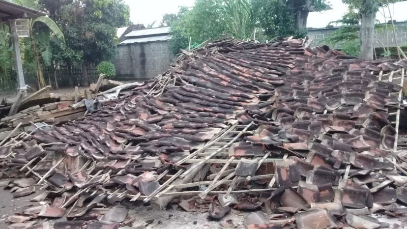 Rumah Satinem, warga Desa Jabon Kecamatan Kalidawir roboh akibat gempa magnitudo 6,7. (Foto: Istimewa)