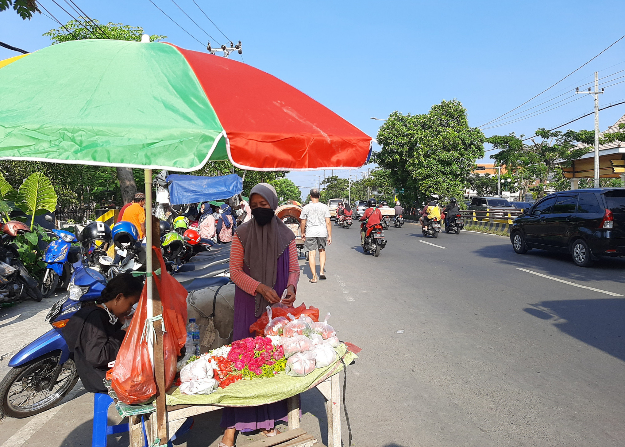 Pedagang bunga musiman di depan kuburan Rangkah Surabaya. (Foto: Pita Sari/Ngopibareng.id)