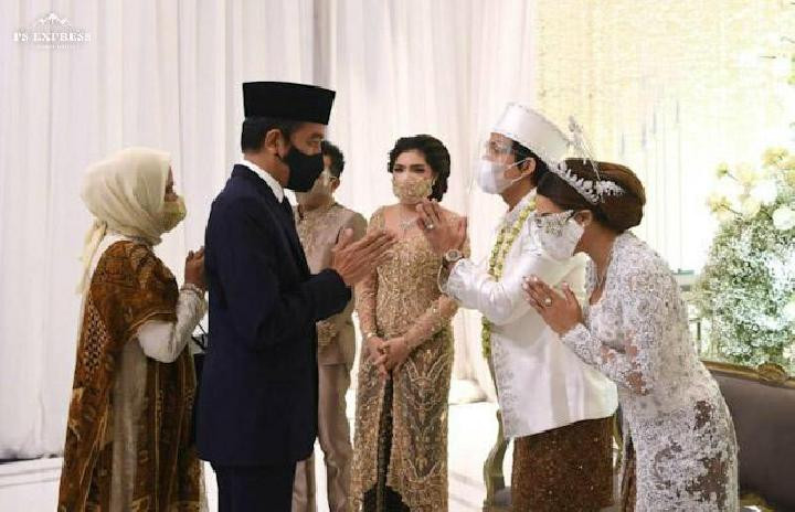 Presiden Jokowi dan Ibu Negara Iriana Widodo berfoto bersama pengantin baru, Atta Halilintar - Aurel Hermansyah usai menjadi saksi nikah. (Foto: Lukas - BPMI Setpres)