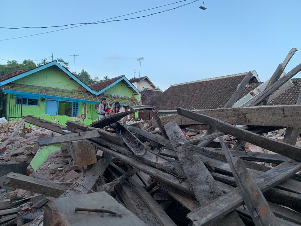 Sejumlah anak kecil bermain di sisa-sisa reruntuhan puin bangunan yang runtuh akibat gempa bumi di Kecamatan Dampit, Kabupaten Malang (Foto: Lalu Theo/ngopibareng.id)