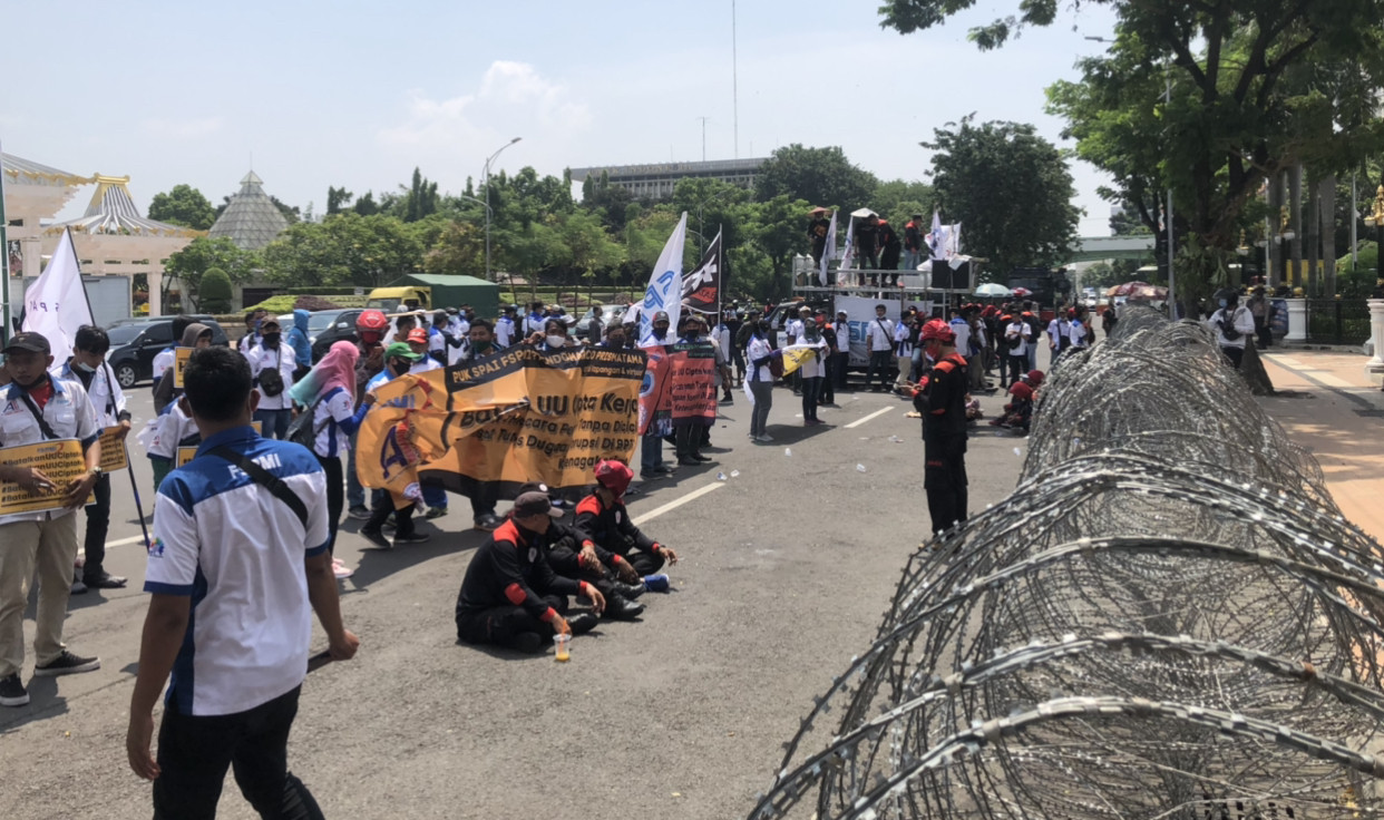 Puluhan buruh demo di depan Kantor Gubernur Jatim, Senin, 12 April 2021 (Foto: Andhi Dwi/Ngopibareng.id)
