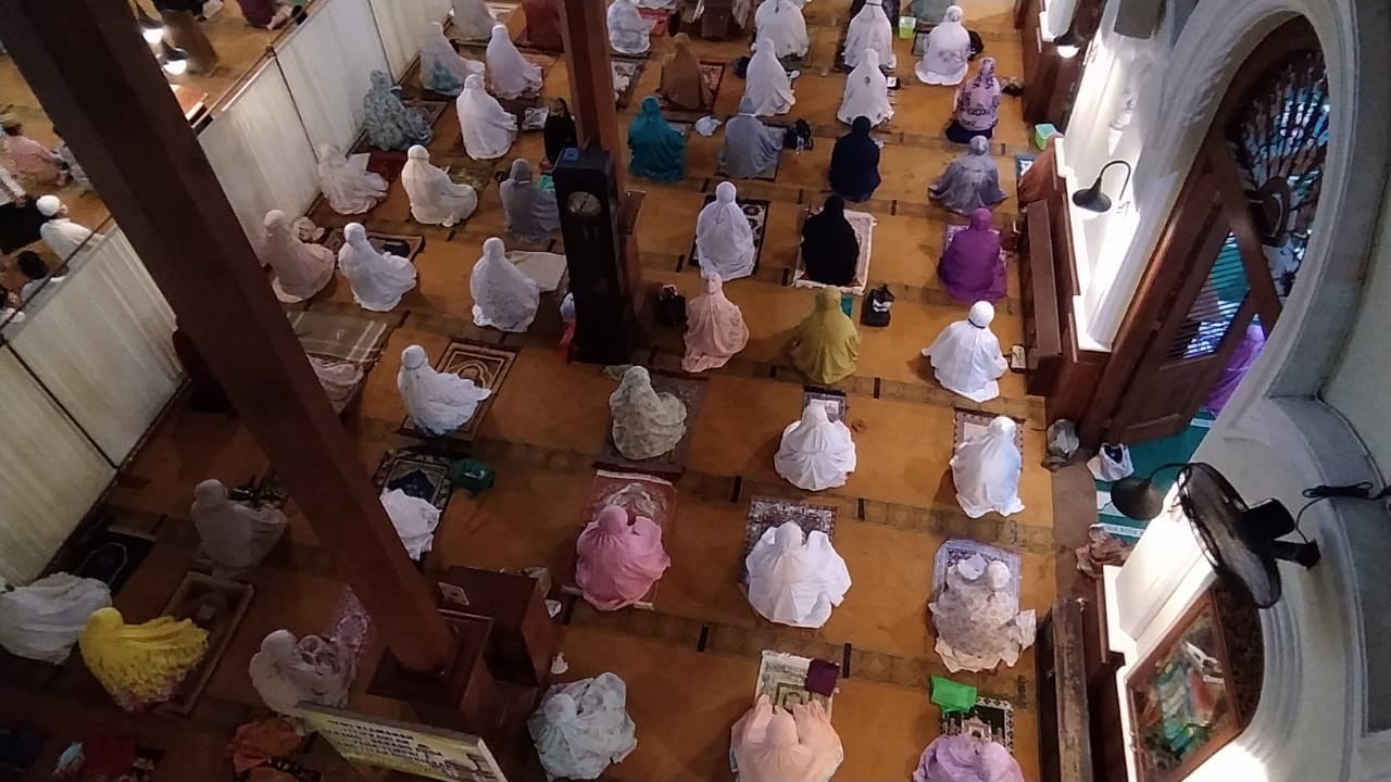 Jama’ah di Masjid Agung Jami’ Kota Malang saat menjalani ibadah shalat Tarawih pertama di Bulan Ramadhan 1442 Hijriyah (Foto: Lalu Theo/ngopibareng.id)