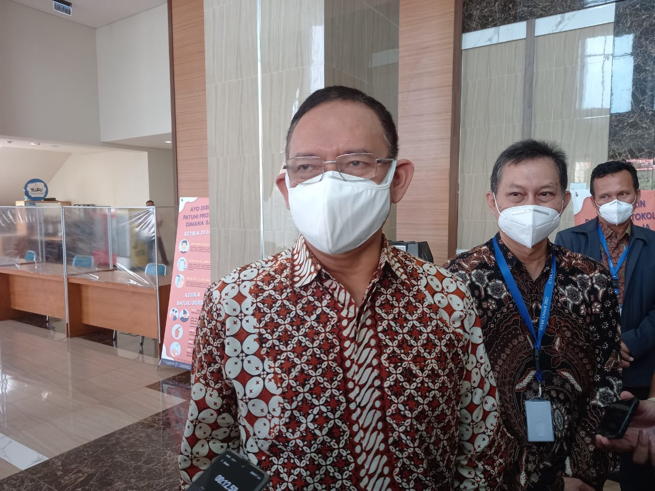 Ketua LTMPT, Prof Mohammad Nasih usai meninjau pelaksanaan UTBK di Gedung Fakultas Farmasi, Surabaya, Senin 12 April 2021. (Foto: Fariz Yarbo/Ngopibareng.id)