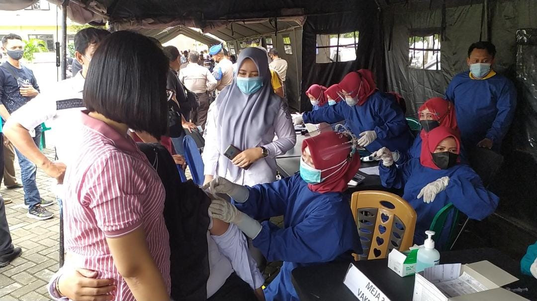 Pelaksanaan vaksinasi Dinas Kesehatan Kabupaten Mojokerto beberapa waktu lalu. (Foto: Deni Lukmantara/Ngopibareng.id)