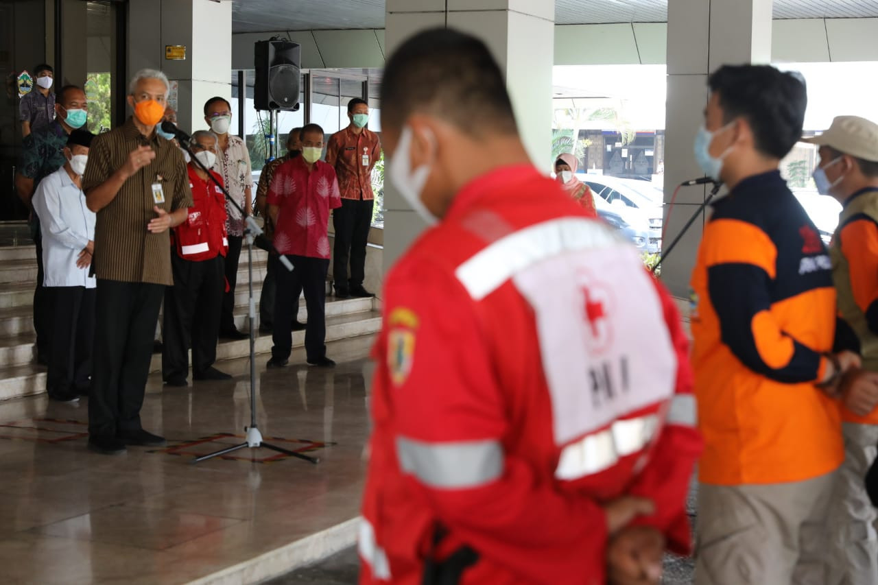 Gubernur Jawa Tengah Ganjar Pranowo melepas keberangkatan 18 relawan dan bantuan Rp500 juta lebih ke Nusa Tenggara Timur (NTT). (Foto: Istimewa)