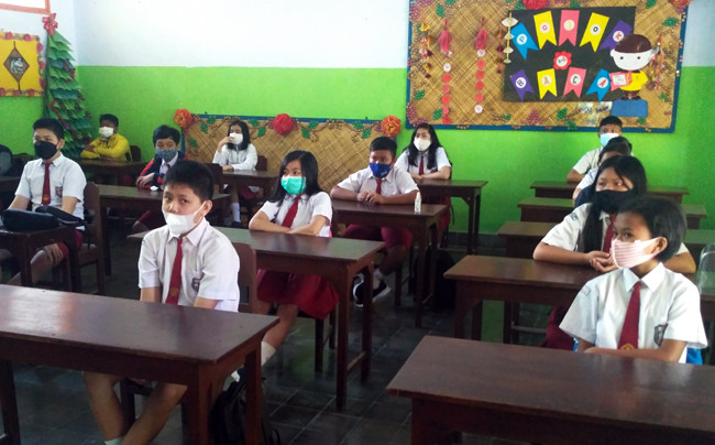 Siswa kelas VI SDK Indra Siswa Bondowoso PTM di sekolah dengan duduk berjarak di ruang kelas. (Foto: Guido Saphan/Ngopibareng.id)