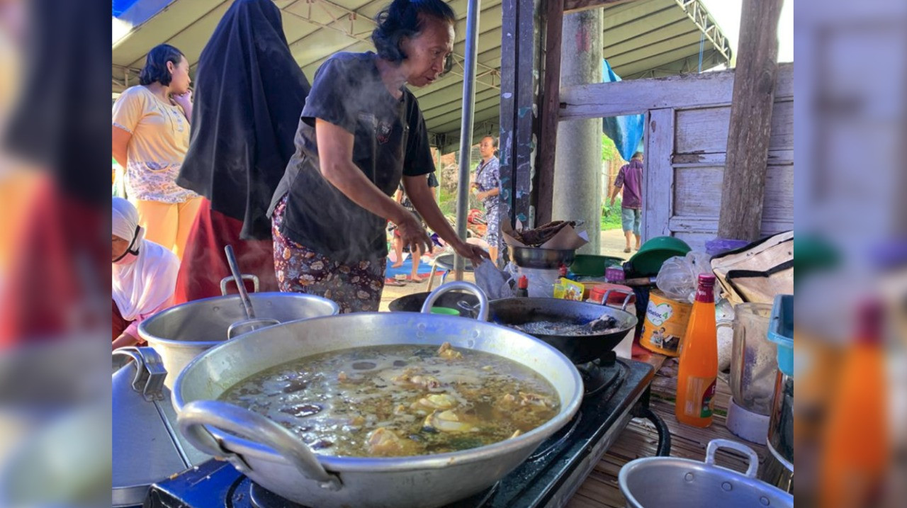 Warga RT 8, Dusun Majang Tengah, Dampit, Kabupaten Malang saat memasak di dapur umum untuk berbuka bersama (Foto: Lalu Theo/Ngopibareng.id)