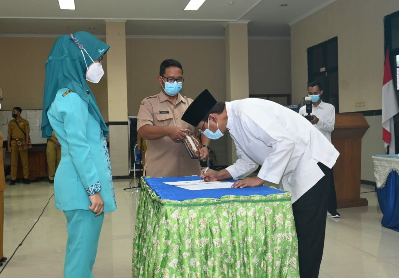 Walikota Pasuruan Saifullah Yusuf menandatangani Pakta Integritas bersama RSUD Dr R Soedarsono Kota Pasuruan. (Foto: istimewa),