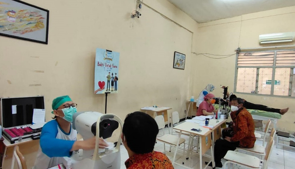 Pemeriksaan mata yang dilakukan RS Mata Undaan untuk para guru sekolah. (Foto: dok RS Mata Undaan)