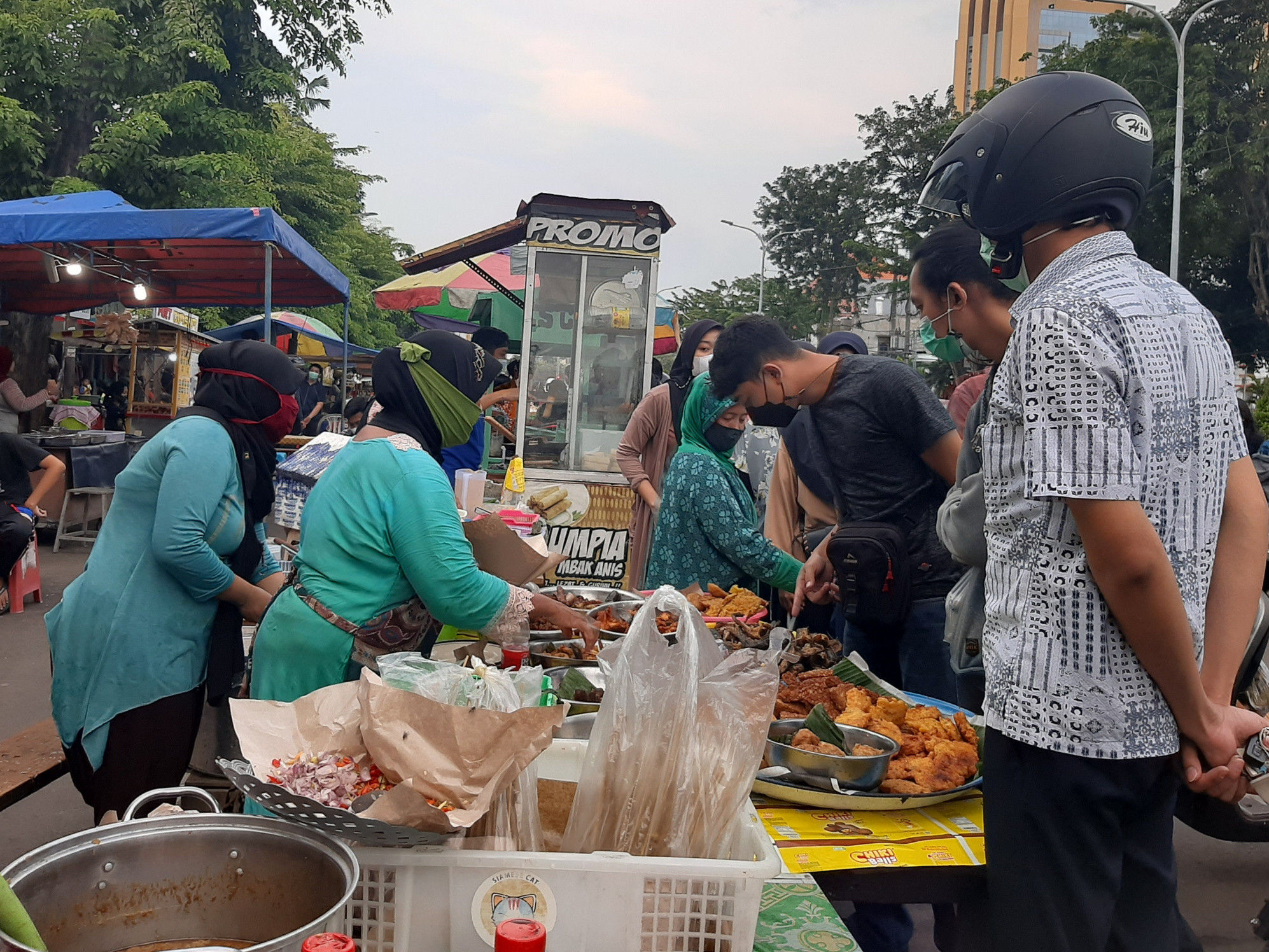 Suasana berburu takjil di Pasar Karang Menjangan Surabaya. (Foto: Pita Sari/Ngopibareng.id)
