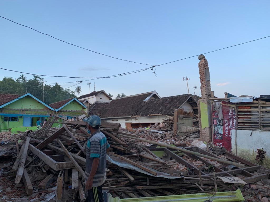 Salah satu warga Dampit, Kabupaten Malang ketika melihat puing-puing rumahnya hancur oleh gempa (Foto: Lalu Theo/ngopibareng.id)