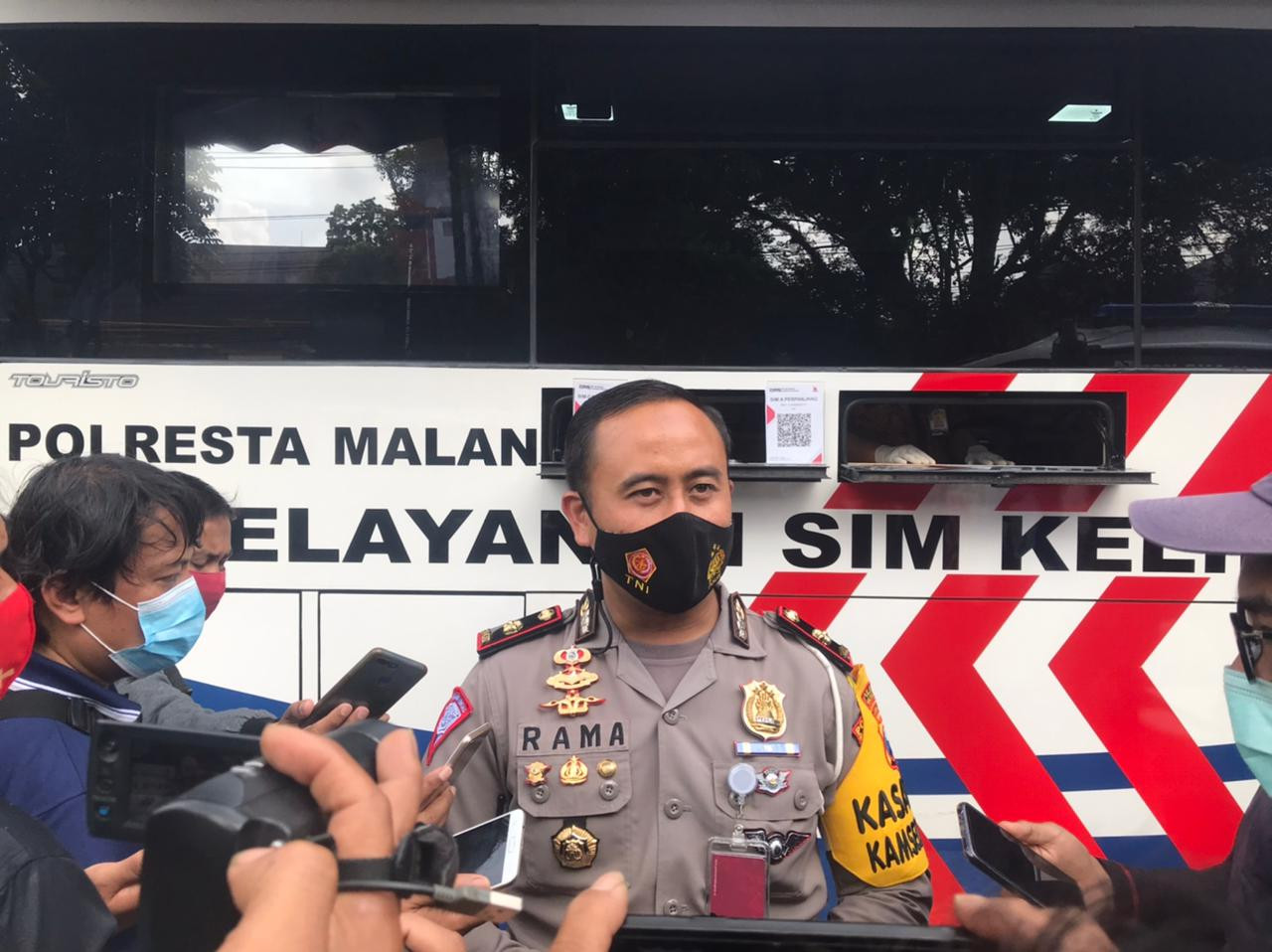 Kasatlantas Polresta Malang Kota, Kompol Ramadhan Nasution saat berada di bus Pelayanan SIM Keliling (Foto: Lalu Theo/Ngopibareng.id)