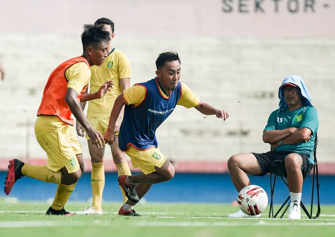 Pelatih Persebaya, Aji Santoso saat memimpin latihan tim beberapa waktu lalu. (Foto: Persebaya)