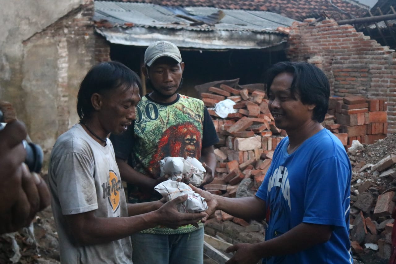 Distribusi makanan berbuka puasa bagi korban terdampak gempa bumi di Dusun Majang Tengah, Dampit, Kabupaten Malang (Foto: Lalu Theo/ngopibareng.id)
